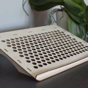 Podstawka chłodząca do laptopa – obraz ażurowy z drewna