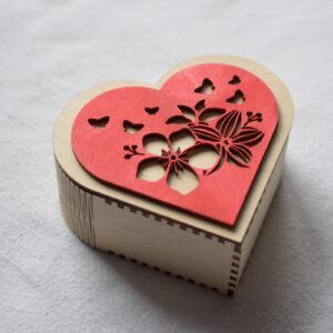 Pudełko serce „Kwiaty i motyle” – obraz ażurowy z drewna