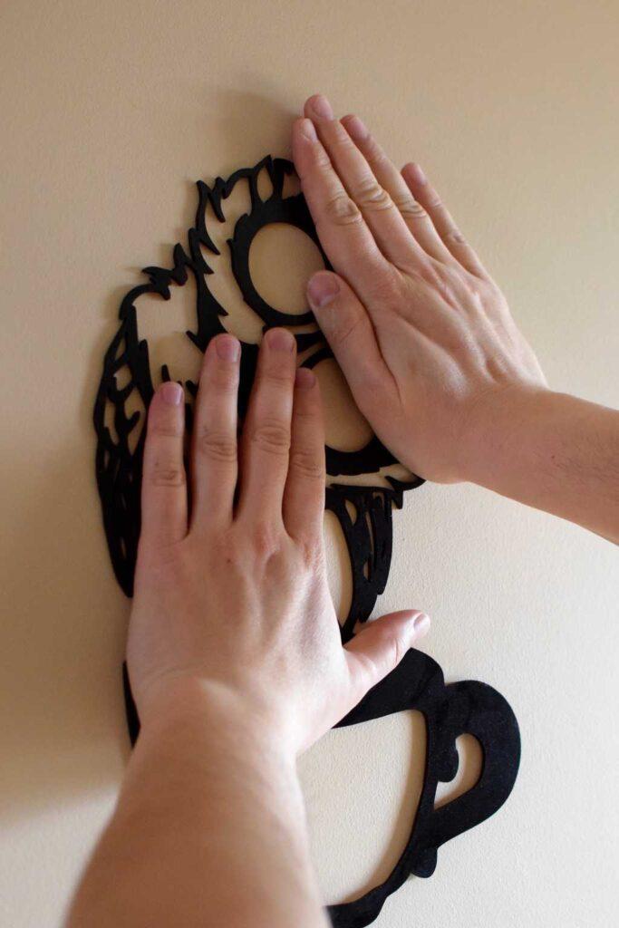 Montaż panelu wall art na ścianie – obraz ażurowy z drewna