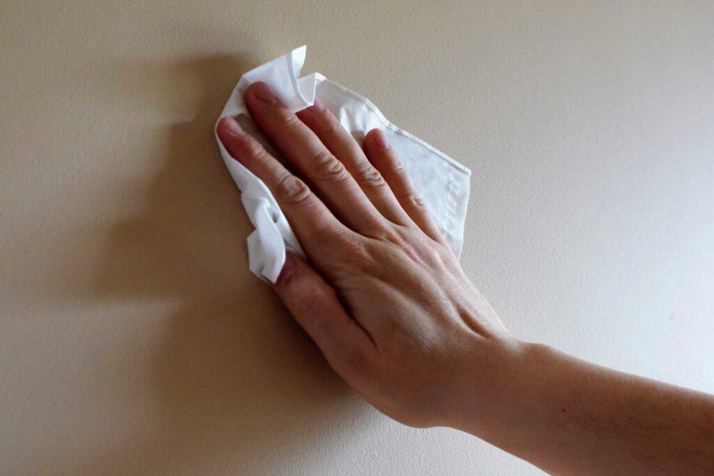 Montaż panelu wall art na ścianie – obraz ażurowy z drewna