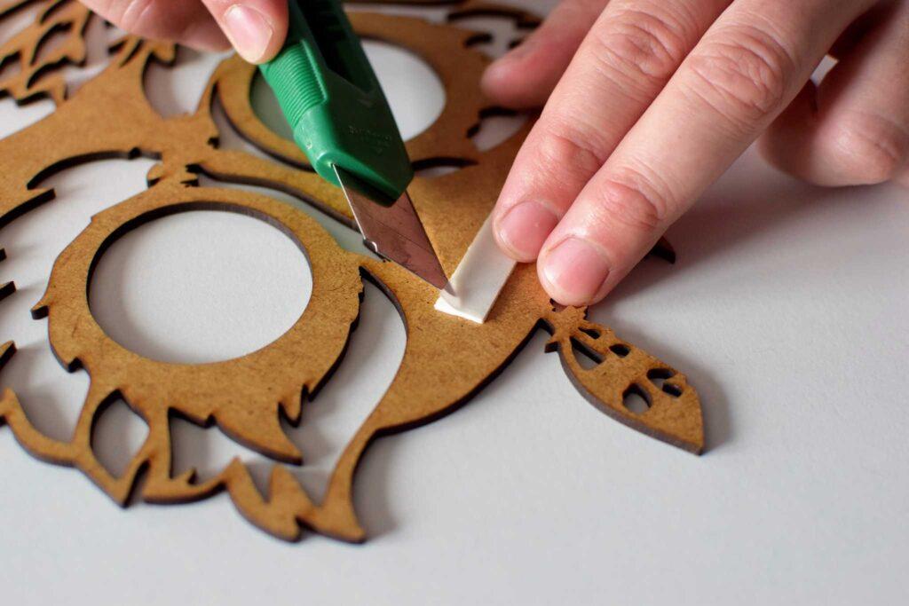 Montaż panelu wall art na ścianie – obraz ażurowy z drewna