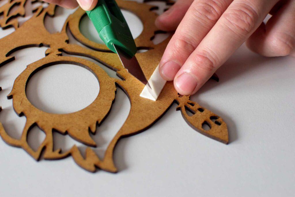 Montaż panelu wall art na ścianie – obraz ażurowy z drewna