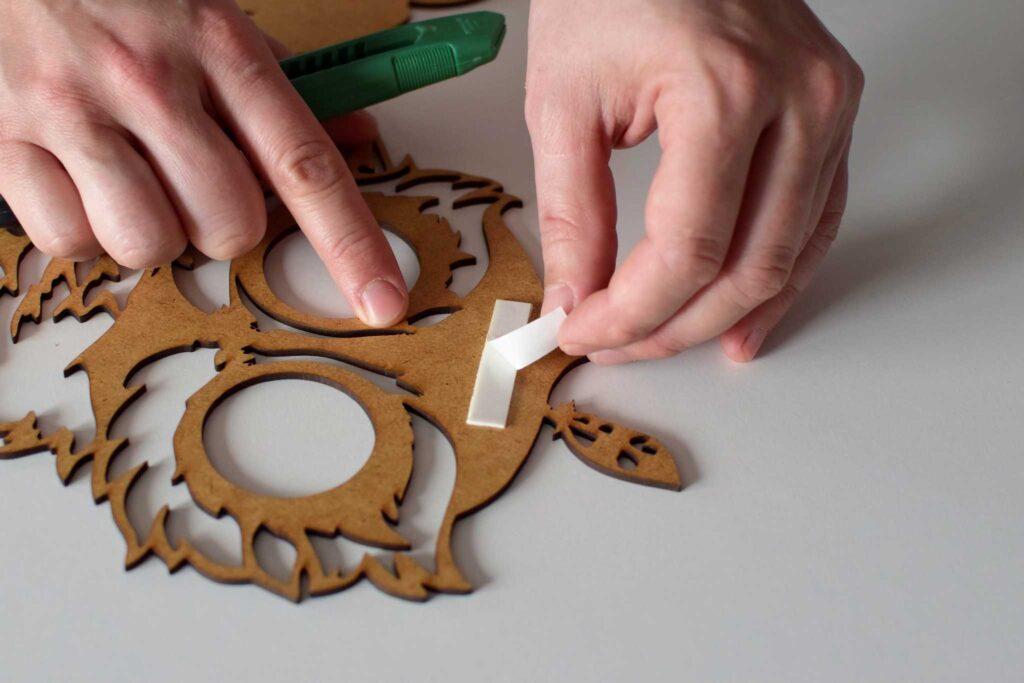 Montaż panelu wall art na ścianie – obraz ażurowy z drewna