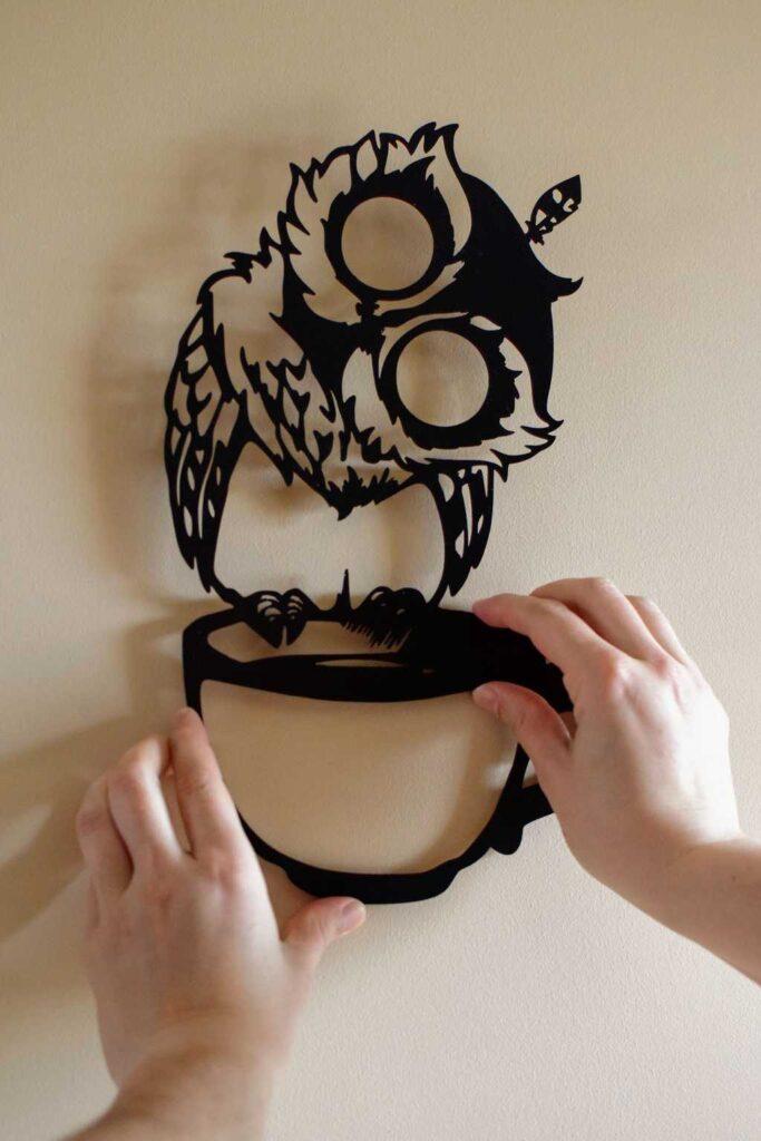 Montaż panelu wall art na ścianie – obraz ażurowy z drewna