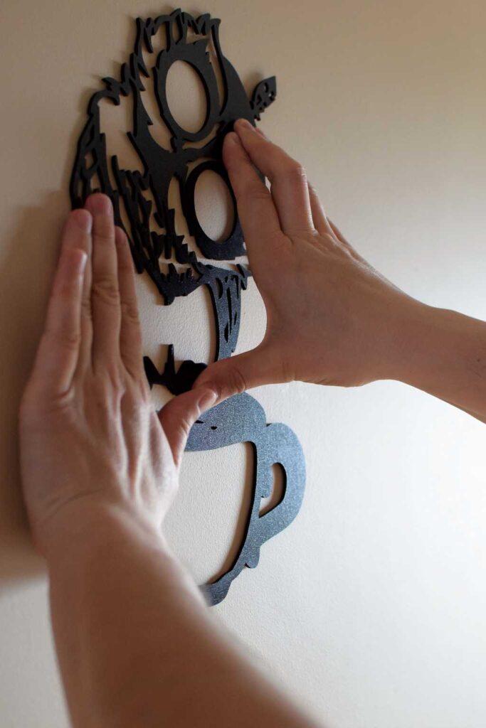 Montaż panelu wall art na ścianie – obraz ażurowy z drewna