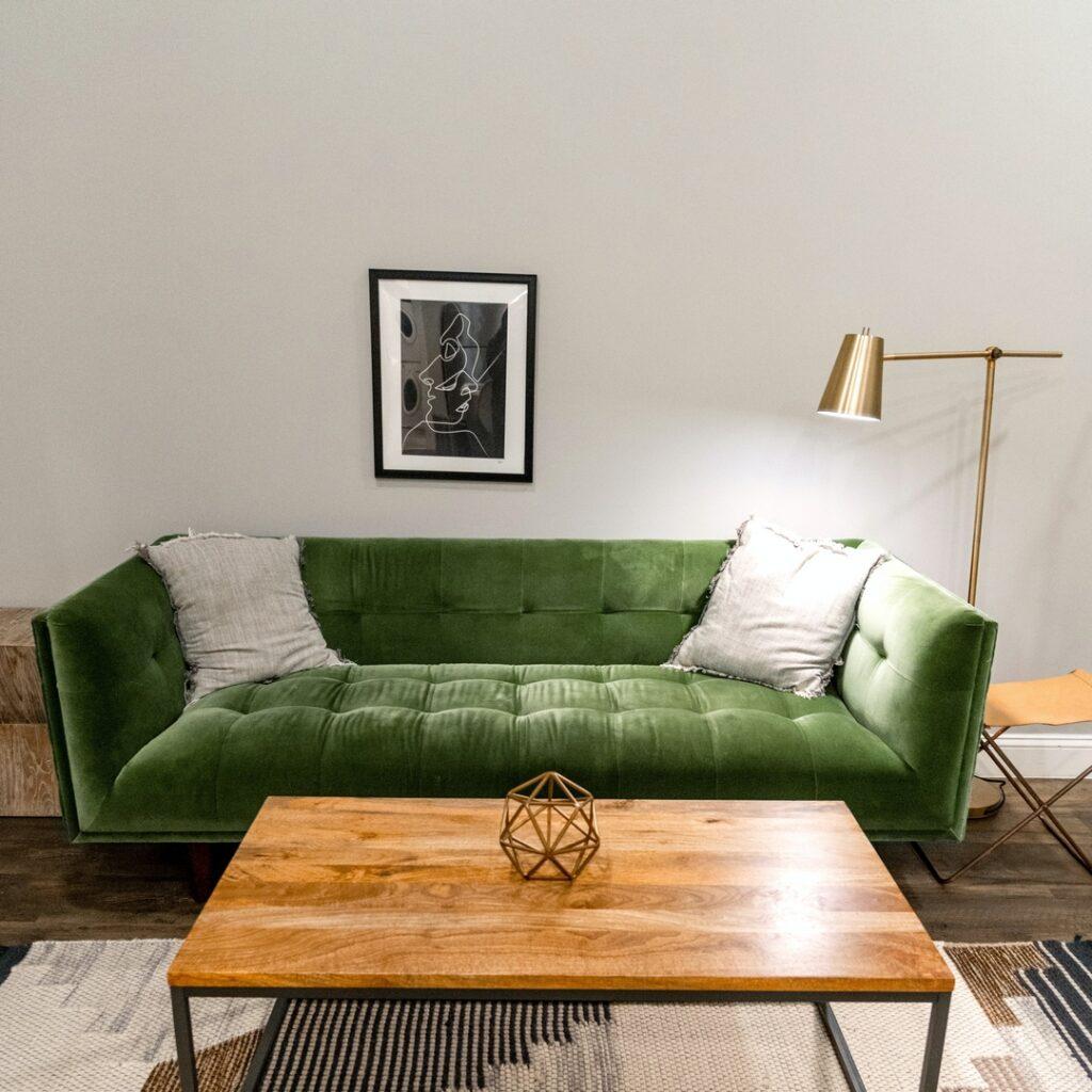 Nowoczesny styl w mieszkaniu. – obraz ażurowy z drewna