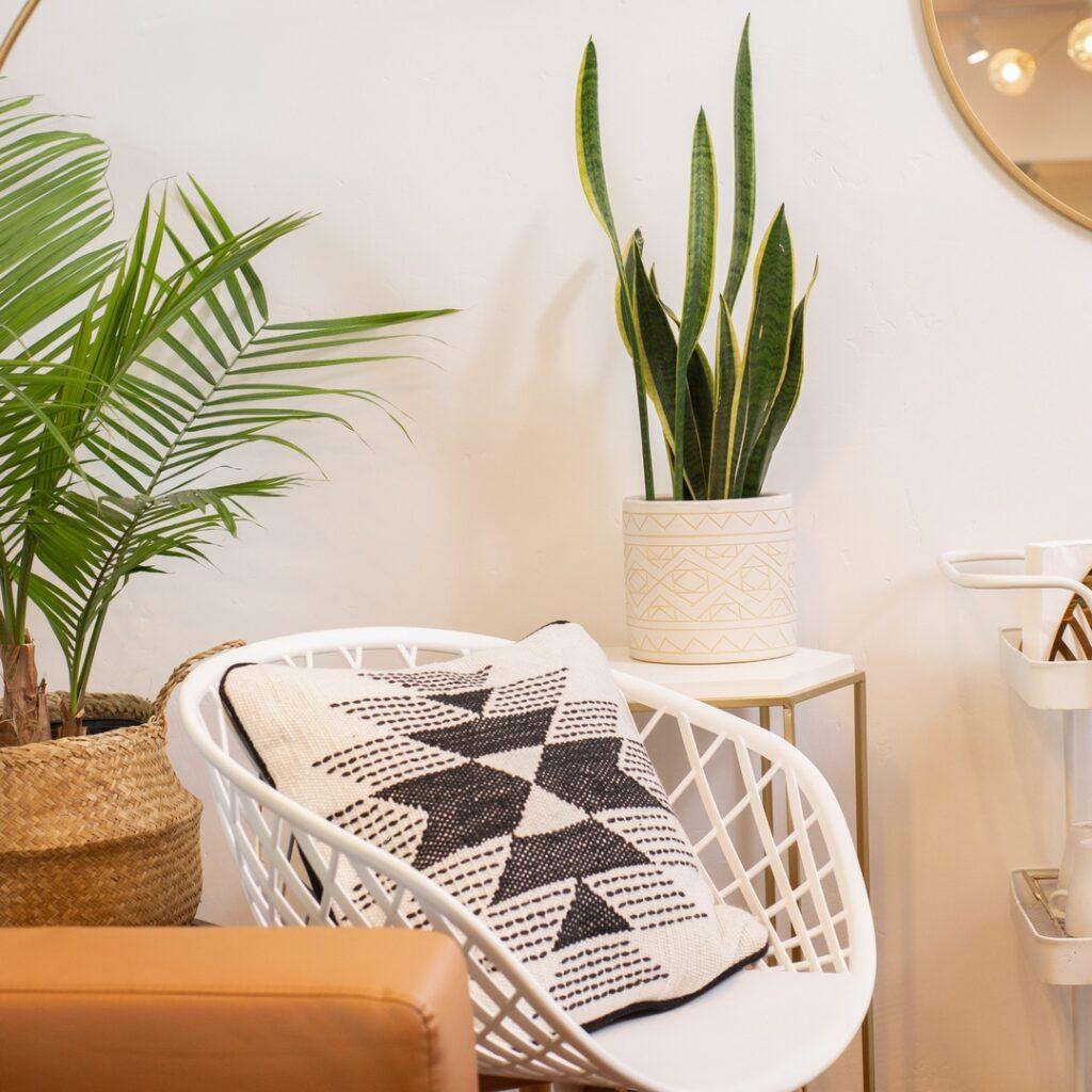 Nowoczesny styl w mieszkaniu. – obraz ażurowy z drewna