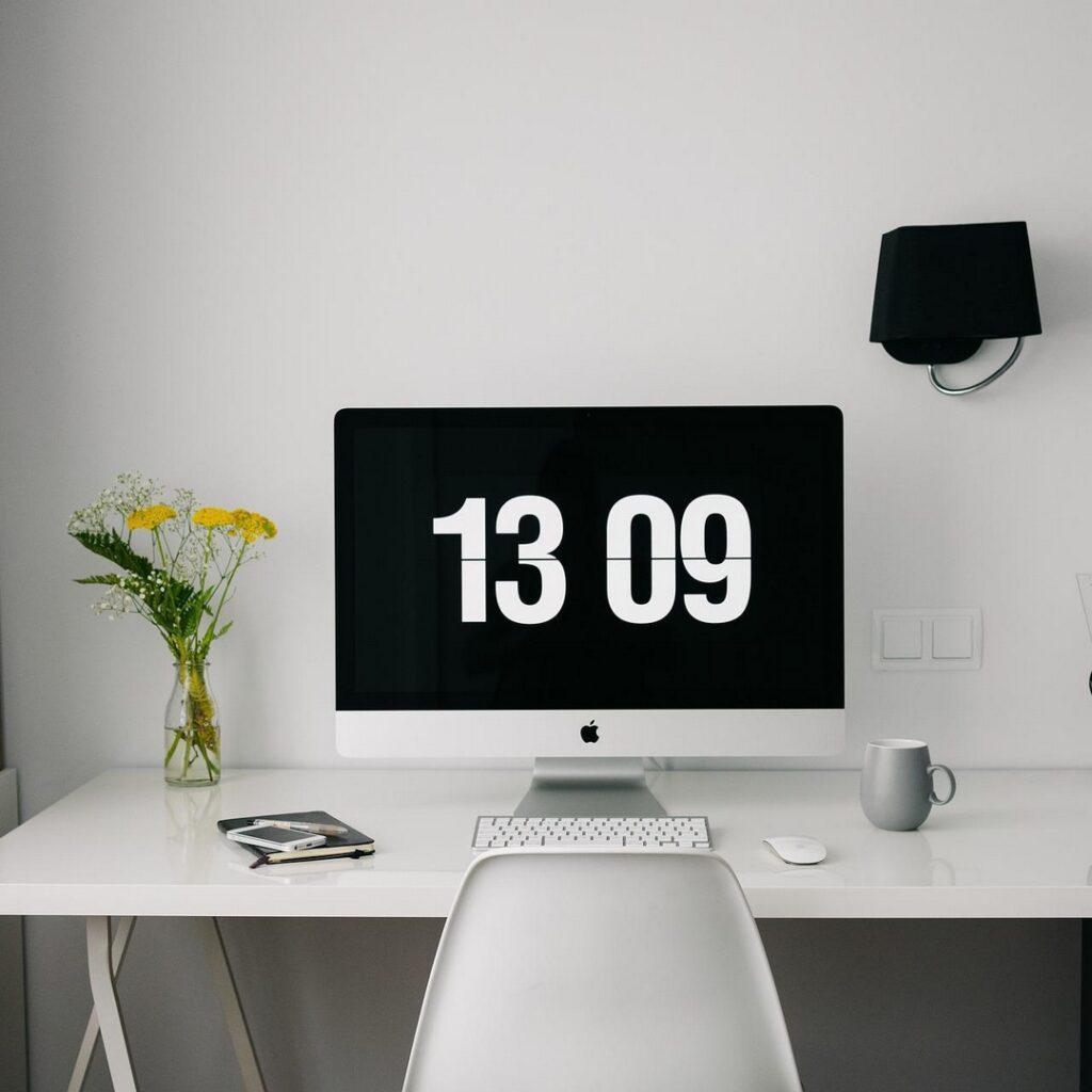 Nowoczesny styl w mieszkaniu. – obraz ażurowy z drewna