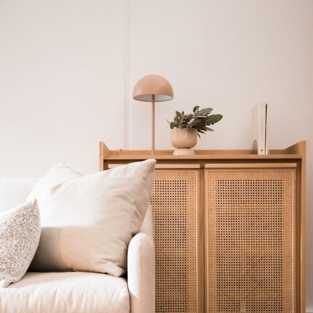 Nowoczesny styl w mieszkaniu. – obraz ażurowy z drewna